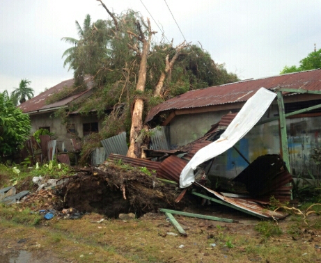 Angin Puting Beliung Terjang Kota Dumai. Atap Rumah Beterbangan 