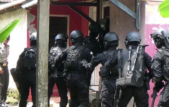 Terduga Teroris Serang Polisi Gunakan Ketapel Panah
