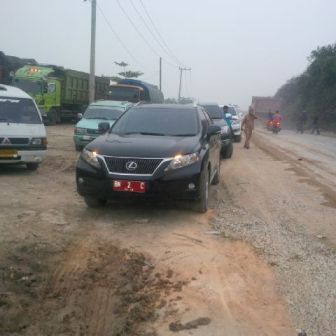 Jalan Rigid Dundangan Macet Total, Agenda Penting Ketua DPRD Pelalawan Batal 