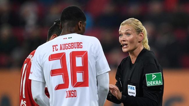 Karena Wasit Wanita, TV Iran Batal Siarkan Laga Bundesliga 