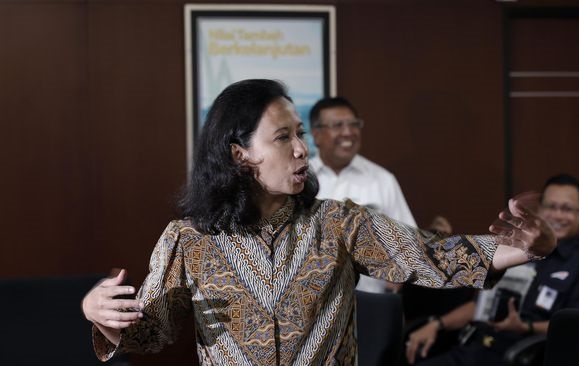 Menteri Rini: Pertamina Wajib Manut Jokowi Salurkan Premium