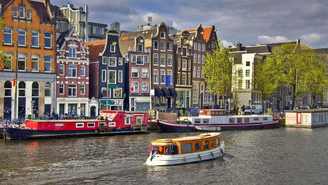 Bermain Ayunan Setinggi 100 Meter demi Lihat Amsterdam 