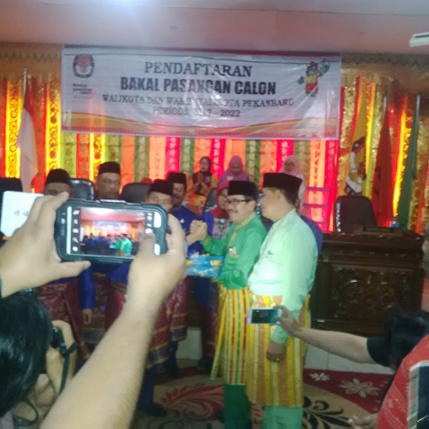 Syahril-Zohrin Pasangan Pertama Mendaftar di KPU Pekanbaru