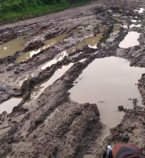Jalan Mirip Kubangan, Masyarakat Titi Akar Rupat Utara Minta Perhatian Pemkab