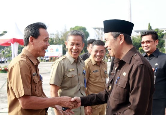 31 Mobil Hasil Penertiban Diserahkan Gubri ke Pejabat yang Tak Punya Kendaraan Jabatan