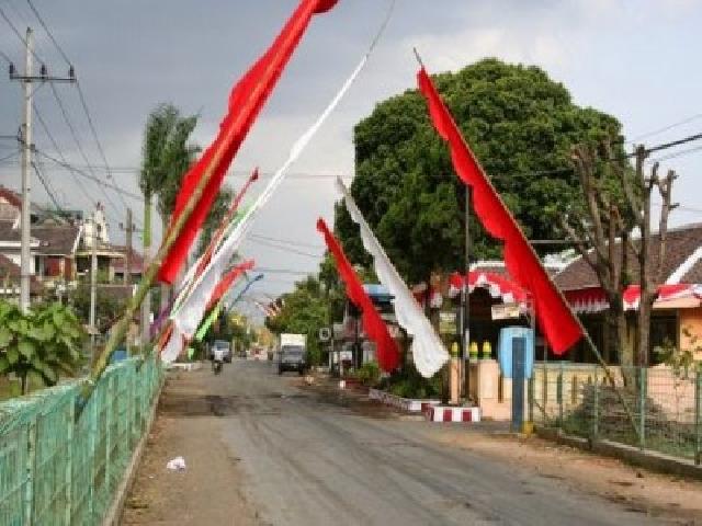 Camat dan Lurah Ajak Masyrakat Pasang Umbul-umbul 