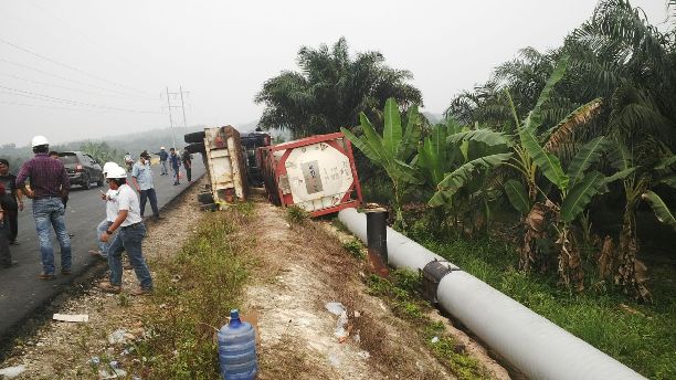 Timpa Pipa Minyak BOB, Truk Tanki Muatan Bahan Kimia Terguling di Siak