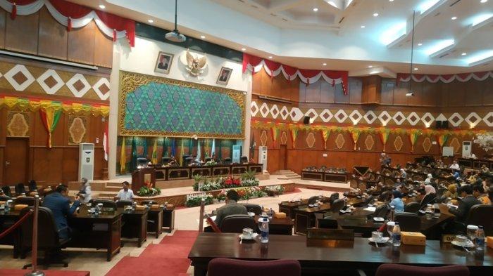 Wakil Rakyat DPRD Riau Sampaikan Laporan Reses Saat Sidang Paripurna