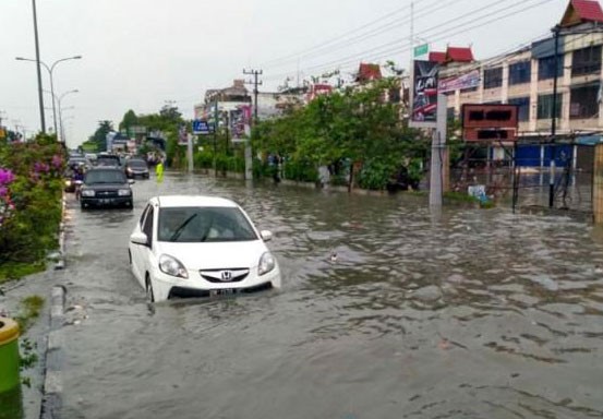 Jalan HR Soebrantas Masih Terendam Banjir Air, Pengguna Jalan Diminta Waspada 
