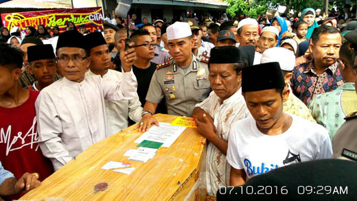 Peti Jenazah Almarhum Ridho Alhafiz Tiba, Isak Tangis Ribuan Pelayat Pecah