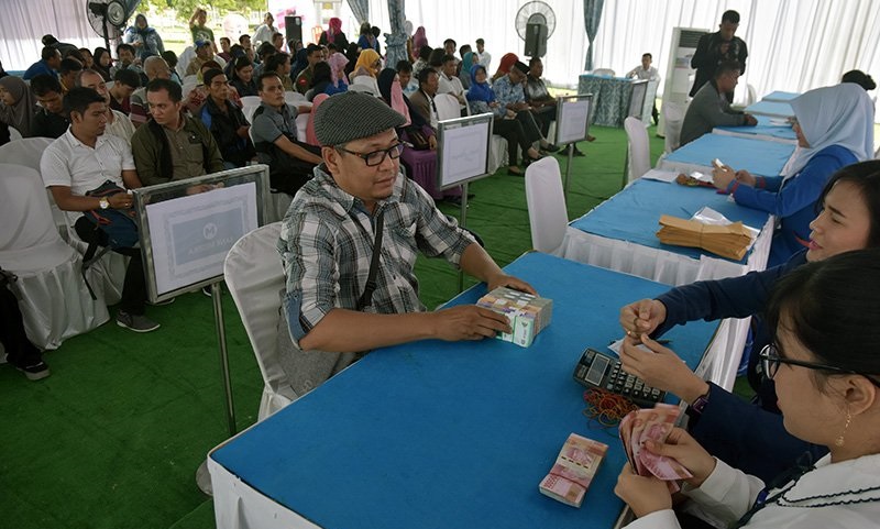 Begini antusias warga saat penukaran uang di halaman kantor Gubernur Riau