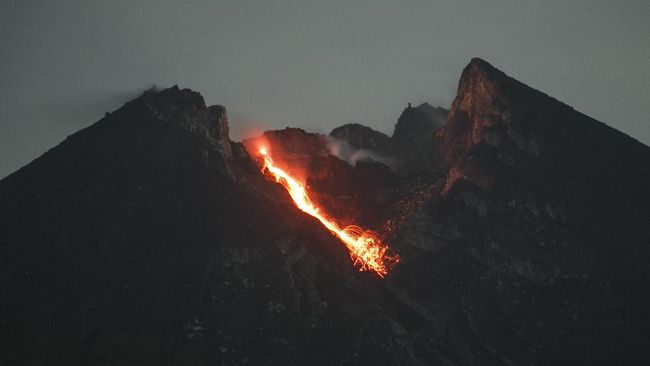 Gunung Merapi Dua Kali Luncurkan Guguran Lava