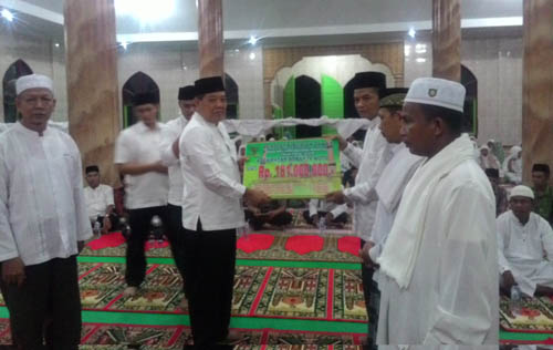 Safari Ramadan Pemkab Rohul, Asisten Ekbang Serahkan Bantuan dari baznas Rp181 di Rokan IV Koto