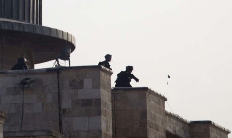 Naik Atap Al Aqsa, Tentara Israel Tembaki Jamaah 