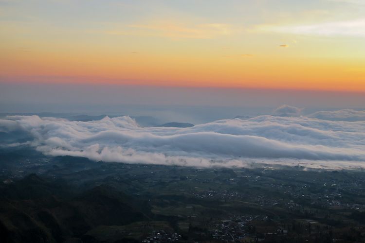 Matahari Terbit Berlatar 4 Gunung di Bukit Sikendil Temanggung 
