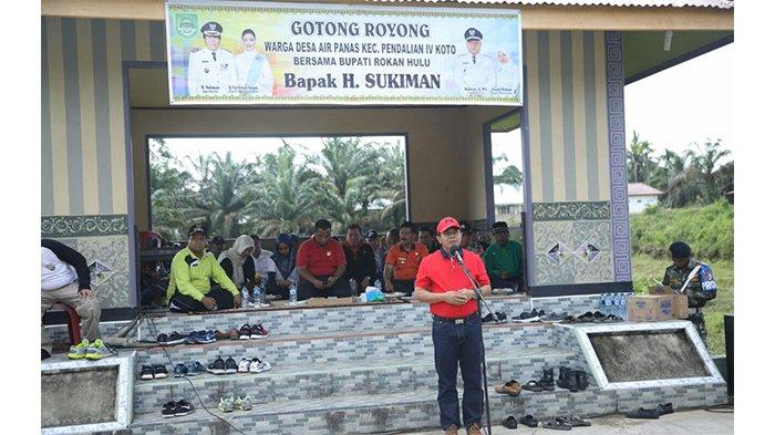 Sekda : Tradisi Gotong-royong Masyarakat Desa Air Panas Rokan Hulu Tetap Harus Dipetahankan