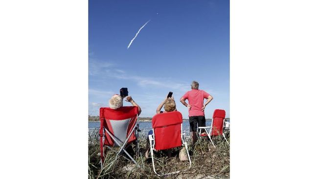SpaceX Uji Coba Puluhan Satelit Internet Pekan Depan