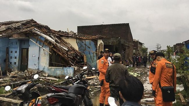 Angin Kencang Terjang Puluhan Bangunan di Sumenep