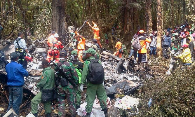 Evakuasi 17 Korban Trigana Air Lewat Jalur Darat Sejauh 14 Km 
