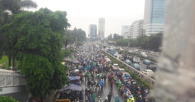 Massa Aksi 212 Penuhi Depan Gedung DPR 