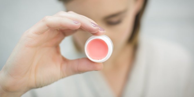 7. Membuat aroma parfum lebih awet