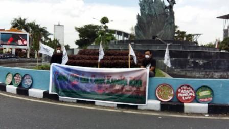 Tiga Aktivis Walhi Gelar Aksi Tutup Mulut Minta Kapolda Riau Dicopot