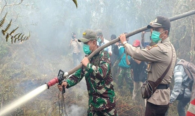 150 Personel Kodim Bengkalis Bertungkus Lumus Padamkan Karhutla 