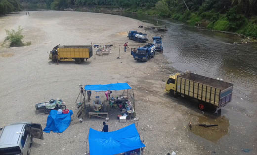 Musim Kemarau, Pedagang Rohul Pilih Berjualan di Tepi Sungai Batang Lubuh 
