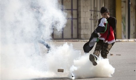 Polisi Israel Lempari Demonstran Palestina dengan Granat Kejut 