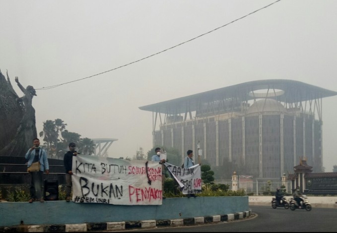 Karhutla Makin Parah, Mahasiswa Demo ke Kantor Gubernur Riau 