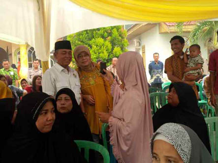 Cabup Harris Jadi Rebutan Para Pendukungnya untuk Foto Selfie