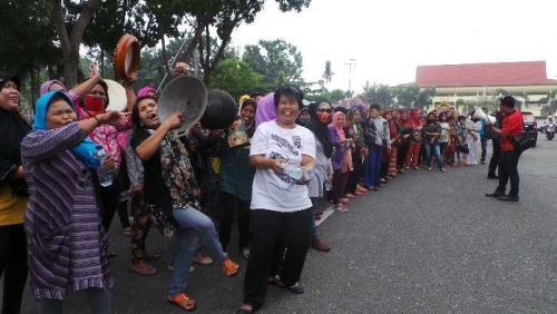 Kreatif, Kaum Ibu dan Massa Gempar Unjuk Rasa Bawa Kuali, Desak Plt Gubri Diadili