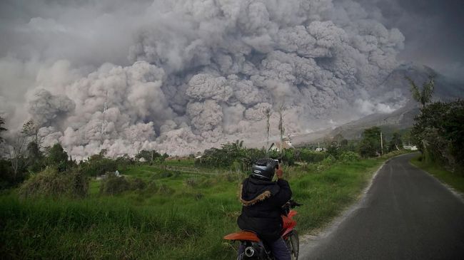 Sinabung Erupsi, Empat Kecamatan di Karo Diselimuti Abu 