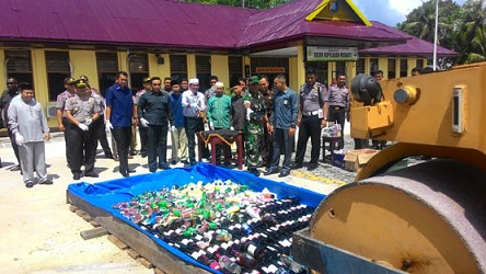 Polres Meranti Musnahkan Ratusan Botol Miras Impor Ilegal 