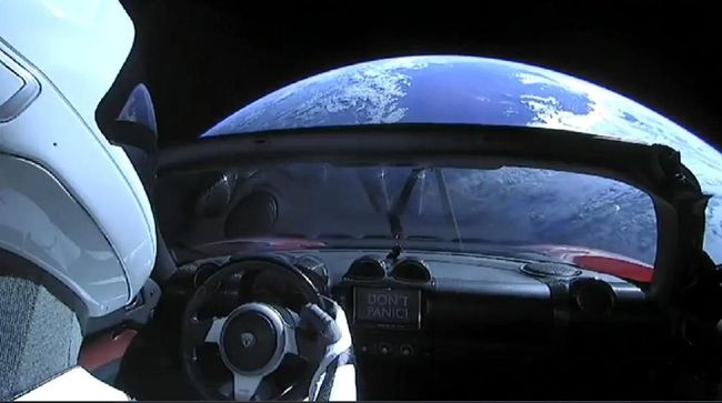 Tesla Roadster Sudah Berwisata 810 juta Km di Luar Angkasa 