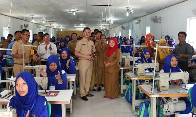 Jahit Menjahit di Kubang Jaya, Kadisdikbud Minta Kepsek Dukung Program Pemkab Kampar