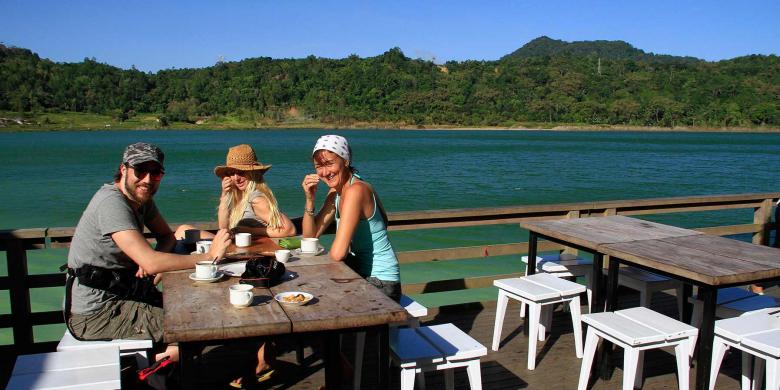 Menyeruput Kopi di Danau Tiga Warna Linouw, Nikmatnya... 