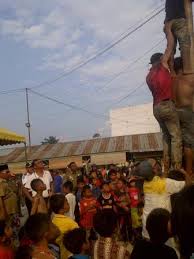 Bupati Terpingkal-pingkal Saksikan Kelucuan Panjat Pinang HUT RI