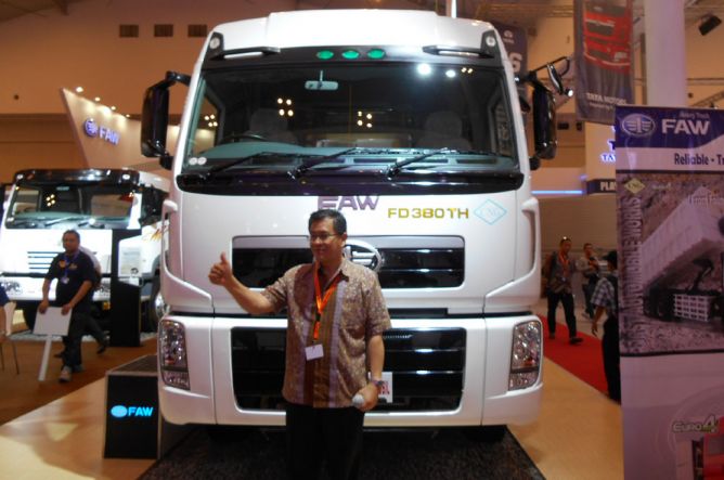 GMB Tampilkan Tractor Head Berbahan Bakar CNG 