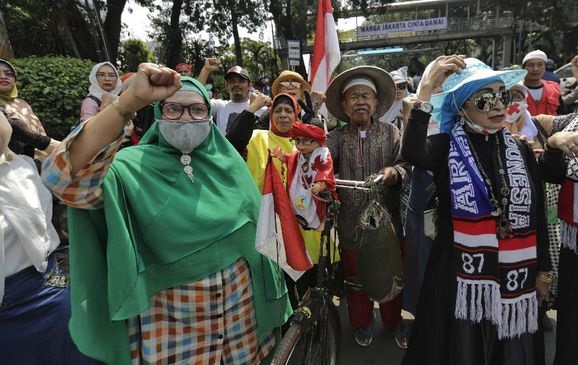 Massa Emak-emak Diblokade Polisi saat Bergerak ke Gedung MK