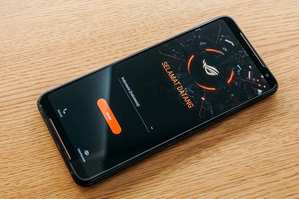 Menggenggam Ponsel Gaming Asus ROG Phone II Versi Indonesia