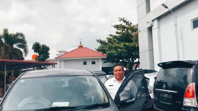 Dikejar Soal Kasus Pamer Kekayaan, Sekda Riau SF Hariyanto Main 'Kucing-kucingan' dengan Wartawan