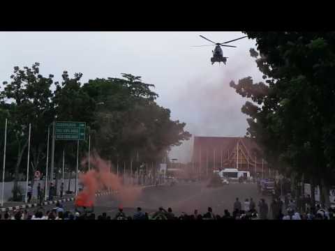 Video: Aksi Keren Prajurit Paskhas Terjun dari Helikopter Tempur di Tengah Jalan Raya Pekanbaru 