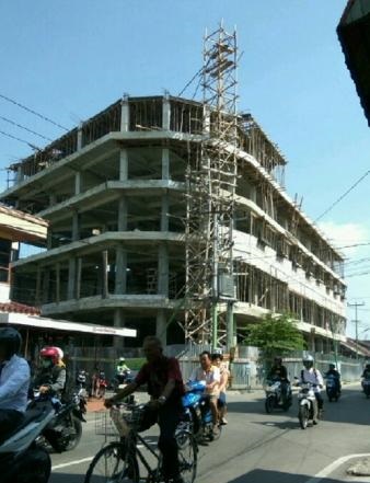 Tak Dilengkapi Jaring Safety, Pembangunan Hotel Indobaru Selat Panjang Membahayakan Warga