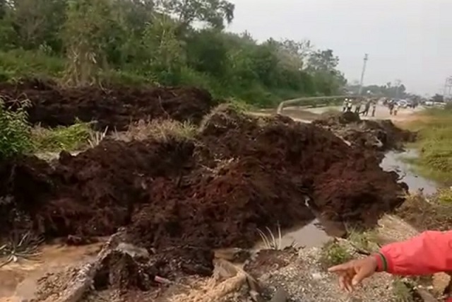 Jalan Nasional Siak-Buton Amblas Truk Tronton Hilang Tersedot Tanah