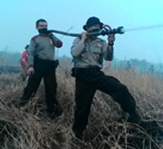 Padamkan Api, Polres Inhu Langsung Terjun ke Lapangan