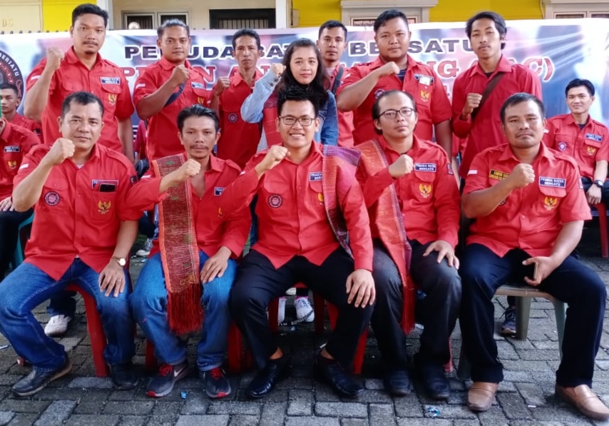 Penyerahkan SK PBB DPC Kota Medan