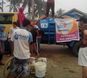 KPSI Bagikan 4.000 Liter Air Bersih bagi Masyarakat Tembilahan 