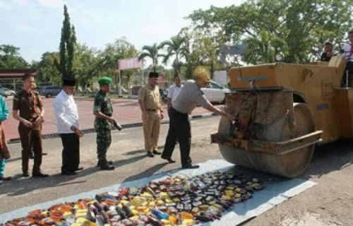 Hari Pertama Ramadhan, Polres Inhu Musnahkan Ratusan Botol Miras dan Sabu