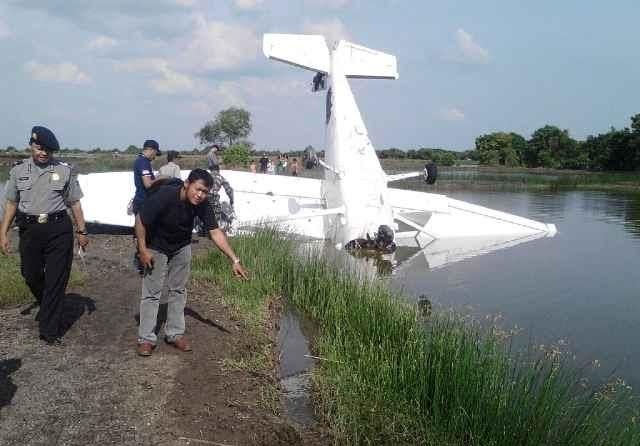 Pesawat Latih ini Jatuh dan Menancap di Tambak di Demak